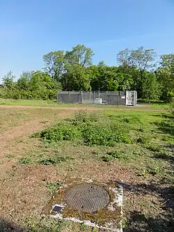 Le puits no&nbsp;2 dans son environnement, et le sondage de décompression.