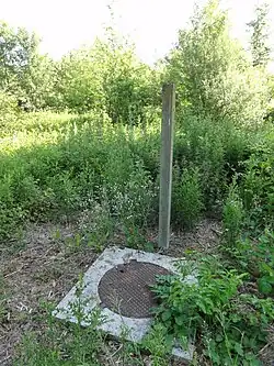 Le puits no&nbsp;1 dans son environnement.