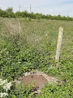 Le puits no&nbsp;2 dans son environnement.