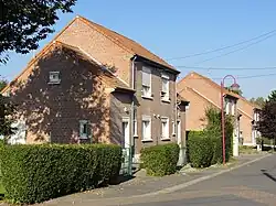 Des habitations post-Nationalisation groupées par deux.