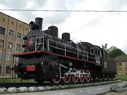 Locomotive à vapeur Ech 4290 devant la gare de Viazma.