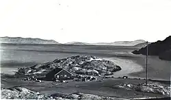 Photo en noir et blanc d'une base scientifique