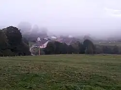 hameau dans la brume