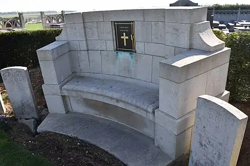 Reposoir avec coffre pour le registre.