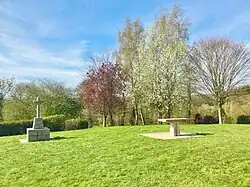 L’espace camping du sanctuaire avec la croix en granit.