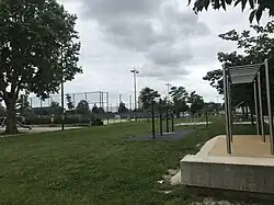 Espace de sport constituée de terrains de basket , de foot et d'une air de jeux pour tous les âges permettant aux habitants de faire du sport ou se divertir .