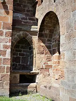 Deux enfeus extérieurs.