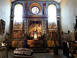 L'intérieur et le retable du XVIIIe siècle.