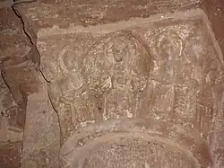 Un chapiteau représentant le Christ en majesté.