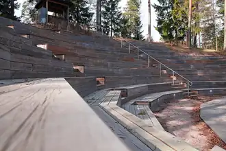 Le théâtre d'été à l'ouest des terrains de sport.