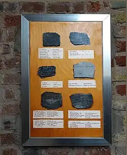 Vestiges des pierres tombales datées de 1522.