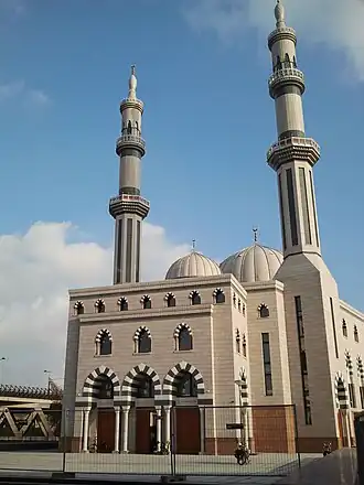 Photographie en couleurs d'un édifice religieux