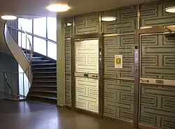 Ascenseur et escalier en 2010.