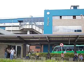 La station, vue de la rue.