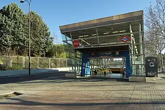Édicule d'accès de la station.