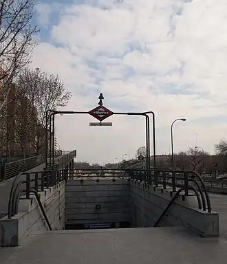 Une bouche d'accès de la station.