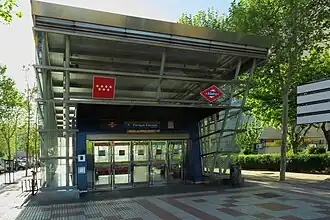 Édicule d'accès de la station.