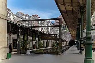 Vue des quais de la gare.