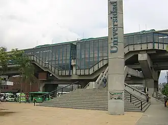 Vue de la station depuis le :Parque de Los Deseos&nbsp;(es).