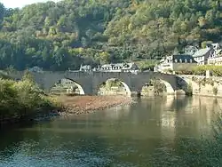 Le pont surplombant le Lot à Estaing.