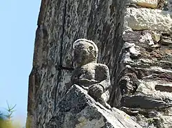 Statue sur un contrefort.