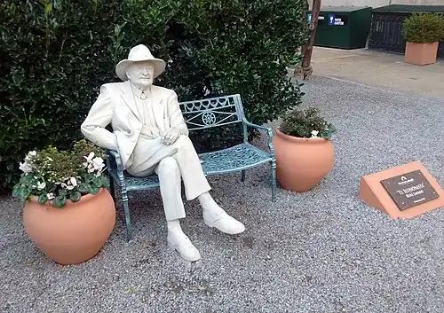Statue de René Lavand dans la ville de Tandil (Argentine).
