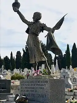 Statue funéraire de Juanita Cruz au cimetière de l'Almudena. Son épitaphe dit : « Malgré le mal que m'ont fait les responsables de la médiocrité de la tauromachie dans les années 1940 et 1950, je porte un toast à l'Espagne ! »