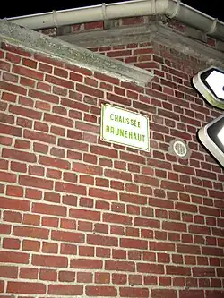 Plaque de rue à Estrées-Deniécourt, visible en 2007.