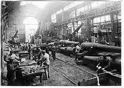 Photographie de l'intérieur d'un atelier de montage de canons.