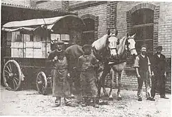 Établissements Alfred Bertsch - Transport Hippomobile. Le papier héliographique craint l’humidité et le soleil, les caisses de papier étaient soigneusement emballée.