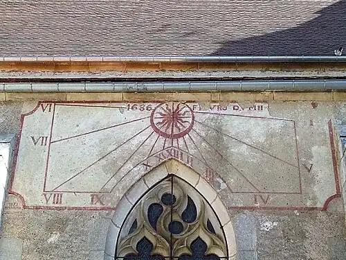 Le cadran solaire restauré en 1973 sur le côté sud.