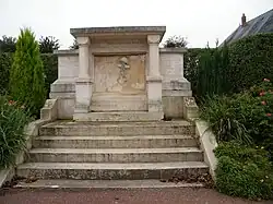 Monument aux morts, sculpté par Valentin Molliens