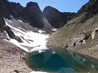 Vue de l'étang de Canalbonne (2&nbsp;741&nbsp;m) et des pics de Canalbonne en arrière-plan.