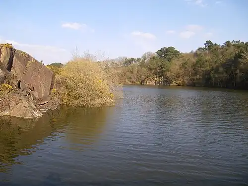 Étang sur la Chèze entre Treffendel et Maxent.