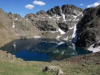 étang de la Gardelle occidental, 2&nbsp;420&nbsp;m, niché au pied de la Pointe de Roumazet.