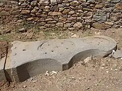 Sommet brisé de la stèle n°6.