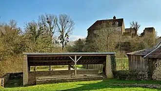 Le lavoir-abreuvoir devant le château.