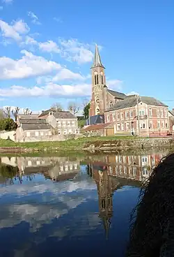 L'église se mirant dans le Canal de la Sambre à l'Oise.