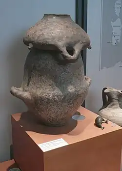 Urne cinéraire villanovienne. Décor géométrique. H. 55 cm. Culture de Villanova XIe – VIIIe&nbsp;siècle AEC