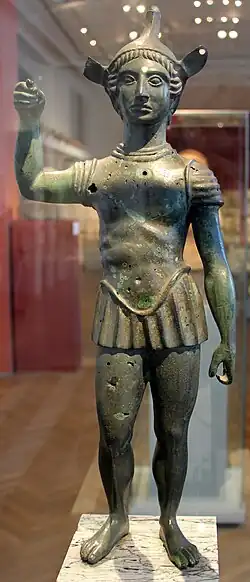 Statuette d'un soldat aux cheveux bouclés avec un casque et une armure.