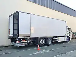 Un camion porteur avec une caisse Chéreau rigide. Le chassis et la cabine sont ceux du Renault Trucks E-Tech D Wide 100% électrique assemblés à Blainville-sur-Orne.
