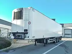 … avec une caisse isotherme à température dirigée, équipée d’un groupe Carrier Vector 1550.