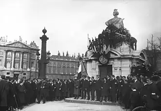 Étudiants à la statue de Strasbourg (1913).