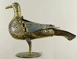 Colombe eucharistique en émail de Limoges, musée national du Moyen Âge.