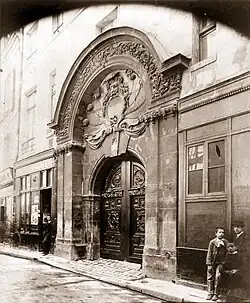 L'hôtel de Chalon-Luxembourg au no 26 de la rue, vers 1910 (photographie d'Eugène Atget).