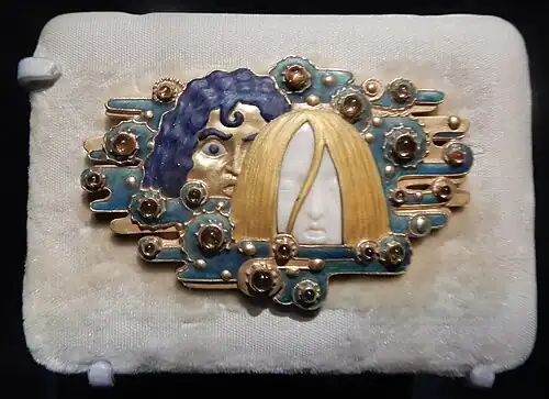 Broche émaillée avec deux visages (1900).