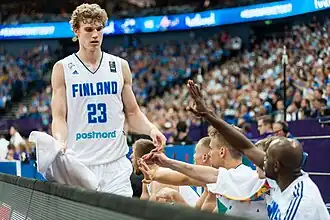 Lauri Markkanen sous le maillot national à l'Eurobasket 2017.