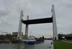 Pont de l'Europe ouvert pour un navire de mer (2014)