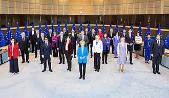 Photo de famille du collège des commissaires.