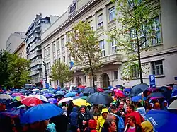 Manifestants sous la pluie, dans la rue